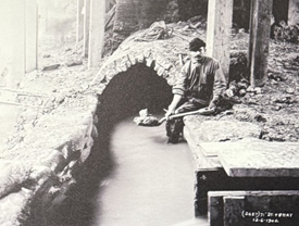 Old sewer at 71st and Broadway, Manhattan 1902