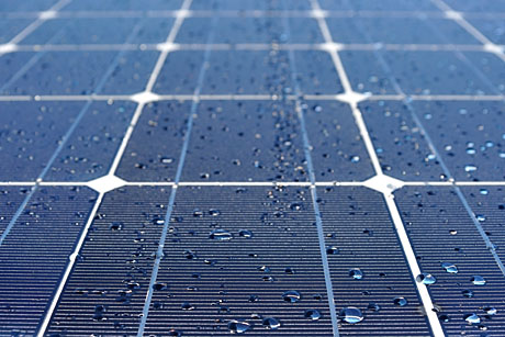 https://www.asme.org/getmedia/4463efc2-1e54-48a4-bc64-932c0dc88f62/Self-Cleaning-Solar-Panels-Maximize-Energy-Efficiency_hero.jpg.aspx?width=460&height=307&ext=.jpg