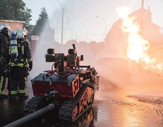 Thermite fire-fighting robot removes firefighters from harm's way